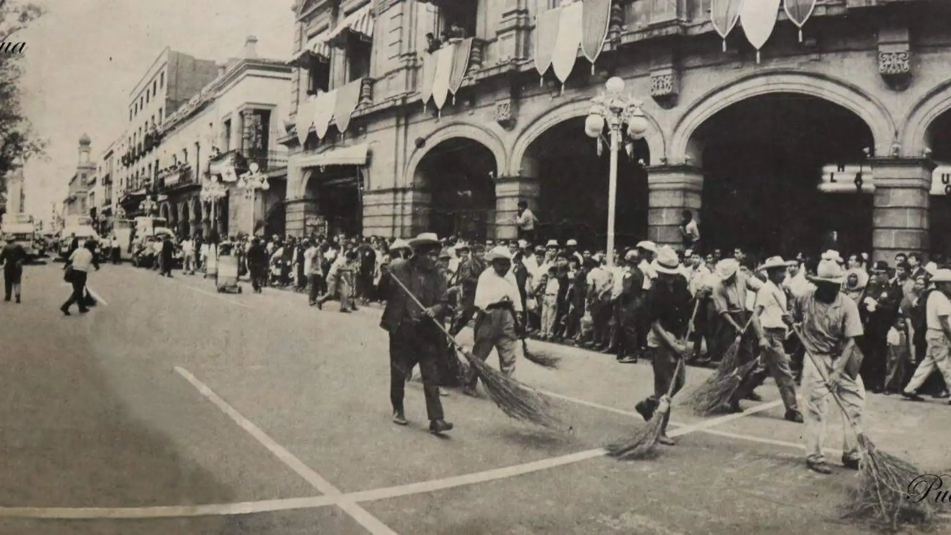 estaca la cartelera del Cine Guerrero en el portal